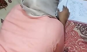 Desi Muslim hijabi swain ko choda low blow wo tome fool around kar rahi thi, Indian Muslim swain together with swain sex video