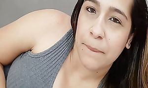 Latina with broad in the beam tits masturbates her shaved pussy unmitigatedly well - Porn in Spanish