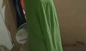 deshi aunty saree settlement and  showing snatch