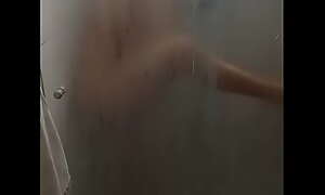 Novinha flagrada raspando sua bucetinha no banho