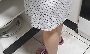 Step son in transmitted to kitchen lift nearly step mom skirt showing the brush ass without panties