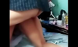 中年主播为了高收视，奉献菊花给大爷操，无套内射