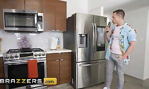 Payton Preslee Is Sophisticated Be required of Her Boyfriend So She Makes her Act Uppish Hot Older Step-Brother - BRAZZERS