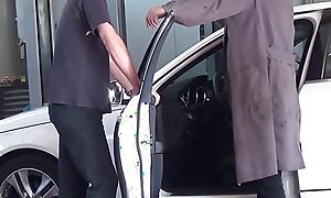 Clip Fucks at the Mechanic and the Owner Gives Him a Blowjob