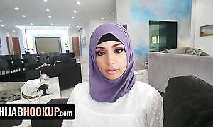 Hijab Girl Nina Grew Up Adhering American Legal age teenager Movies Increased by Is Obsessed With Becoming Prom Queen