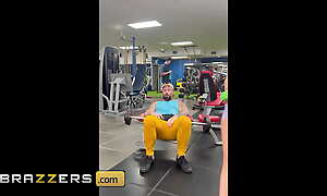 Gymfluencer  Elana is doing her thing when she notices Joey ogling her throughout her workout - BRAZZERS