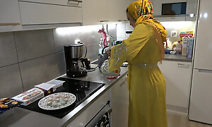 An Arab begetter back a beamy ass is penniless bonking back her shy son-in-law