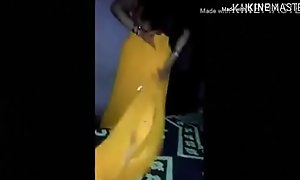 Indian hawt piping hot White wife bhabhi in yallow saree skirt give oral-job fro her bra sellers