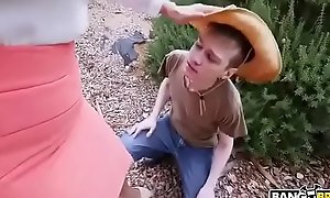 Milf obliga a su jardinero a lamerle el coño