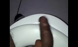 Me masturbando no banheiro