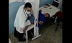 Ginecologista comendo a paciente para uma análise mais precisa. Video complet porn tube is