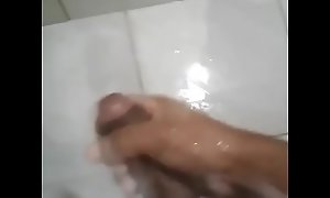 Me masturbando no banheiro