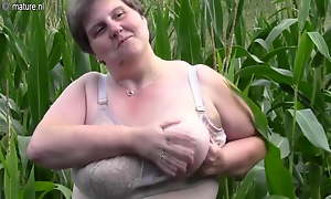 Beamy fat mommy reach this in a cornfield